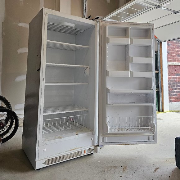 Upright freezer - Picture 1 of 3